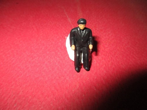 Dinky toys conducteur saviem - dinky,