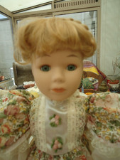 POUPEE EN PORCELAINE BLONDE AUX YEUX VERTS de 40 cm