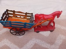 Cheval et sa charette en tole