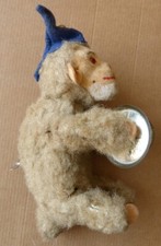 Singe musicien jouant des