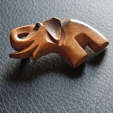 Broche éléphant stylisé en bois sculpté bijou thème savane nature animalier