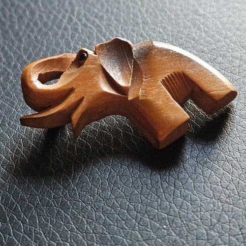 Broche éléphant stylisé - , en