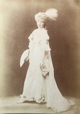 Jeune femme en robe à