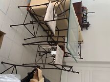 Mange debout en fer forgé avec plateau en verre avec quatre chaises en fer