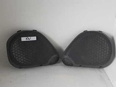 Cache enceinte porte avant