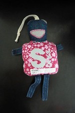 G4. DOUDOU IKKS BONHOMME EN JEAN   S BLEU ROSE FLEUR - EXCELLENT ETAT