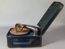 Ancien gramophone dans sa mallette, le moteur fonctionne C500