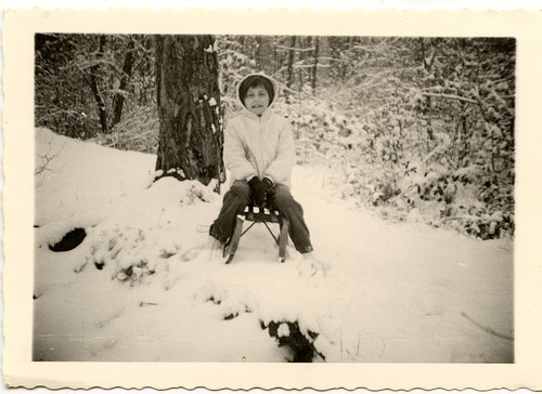 Enfant faisant luge - de,