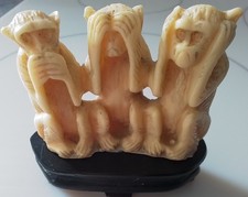 3 singes de la Sagesse en ivoirine sur socle 