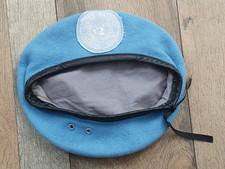 Un béret militaire avec son insigne tissu / bleu ciel ONU / 2016 / militaria.