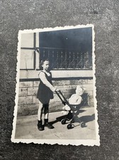 Ancienne Photo Noir Et Blanc Fillette Jouet Poussette Poupée 1946 Souvenir