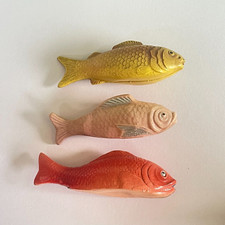 JOUETS ANCIENS - 3 PETITS POISSONS CELLULOID - SIC/SNF  FRANCE -  9,5 à 10,5 cm