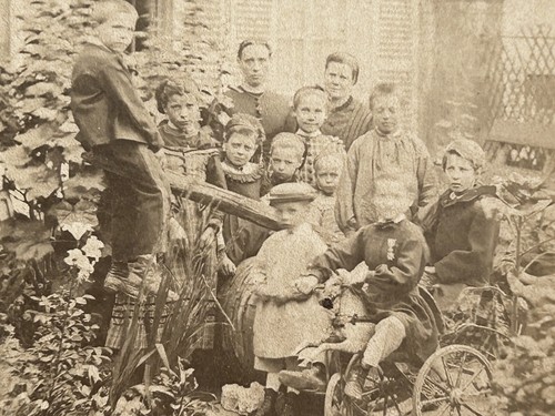 Famille enfants dans jardin - famille,