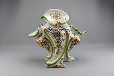 Vase tripode cornes d'abondance DESVRES signé JULES VERLINGUE début XX ème. 