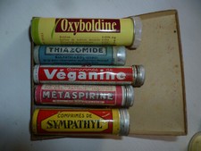 5 anciennes boîtes en tôle  vides produit pharmaceutique, 4 bouchons aluminium 