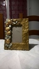 Porte photo à poser , décor de fleurs. Doré . Dimensions = 21,5 x 16,5 cms .