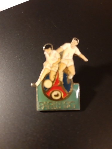 Pin football paris - pin's, saint