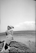 Portrait femmes bord de mer - 2 ancien négatif photo an.1950