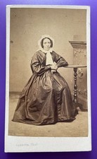 Photo CDV cca 1865 CARETTE LILLE Femme de la bourgeoisie en pose au studio A256