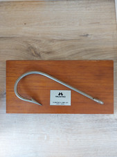 hameçon Mustad de décoration sur plateau bois à fixer au mur