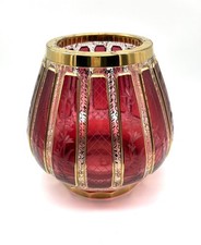 Vase en cristal de Bohême rouge taillé et doré – décor floral gravé – XXe siècle