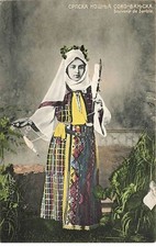 Serbie - Souvenir de Serbie - Femme filant de la laine à l'aide d'un fuseau