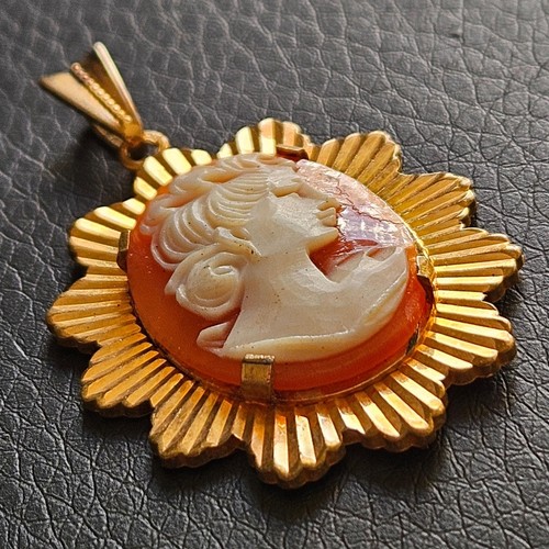 Pendentif camée rayonnant