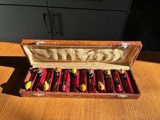 COFFRET 12 PORTE COUTEAUX EN CERAMIQUE -"FRUITS"- BARBOTINE - VINTAGE