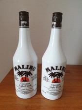 Deux bouteilles de Malibu dont