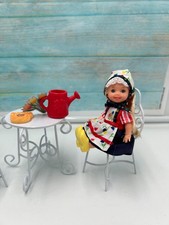 Shelly et son salon de jardin