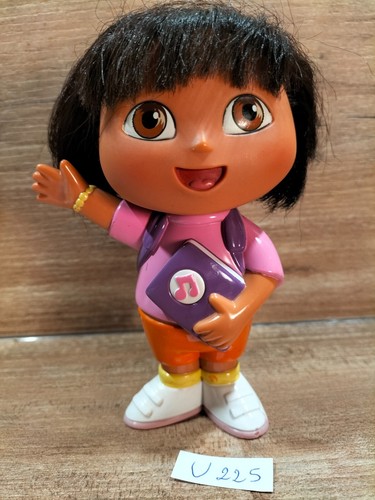 Figurine u225 dora - :,