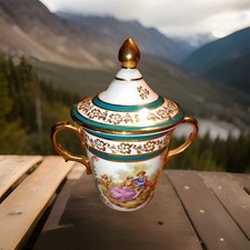 Tasse couverte à deux hanses