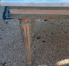 table basse en Bois Sculpté et plaque de marbre dessus couleur blanche et grise