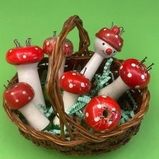 JOUET ANCIEN -  PANIER POUPEE EN OSIER GARNI DE 7 TRICOTINS CHAMPIGNONS EN BOIS