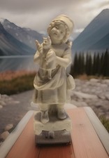 Biscuit porcelaine petite fille avec son guignol et sa hotte XIXè Parfait état