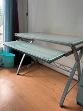 bureau en verre transparent