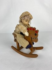 Jolie Poupée ancienne sur cheval à bascule en bois – Jouet ancien
