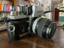 Appareil photo Nikon F + objectif Micro-Nikkor f/3.5-55mm et Nikkor f/2.8-24mm