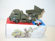 CIJ, camion tout en métal, RENAULT porte canon militaire + avec 3 projectiles