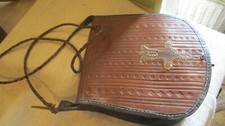 Sac à bandoulière marocain ancien. Cuir usiné, détail reptile.