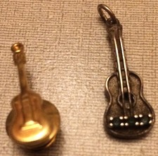 2 guitares/ pins plaque or 2,5cm+pendentif argent 2,5cm ( ITALIE 1982 et 1985 )