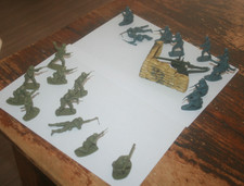 Airfix -20 Miniatures anciennes au 1/32 + Canon Dinky toys ( a peindre !! )