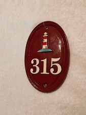 Ancienne plaque émaillée numéro rue, porte bretonne décor phare relief