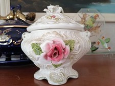 Pot décoratif motif fleur en relief 3D barbotine avec son couvercle