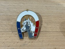 a PINS PIN CHEVAL HORSE FER A CHEVAL GRIS FONCE VERSION DORE