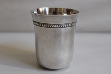 Timbale en métal argenté, décor perles, hauteur 7.7 cm