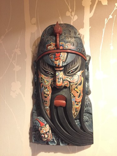 Masque sculpté peint - et,