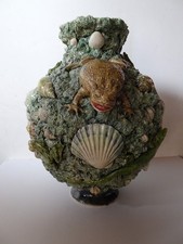 Rare grand vase de style Palissy avec décor de reptiles et de crânes
