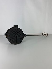 Sublime Gaufrier ancien en fonte rond, gaufres en forme de coeurs