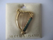 BROCHE  PLAQUEE OR HARPE